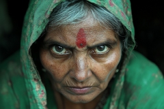 oude-vrouw-met-rode-stip-en-groene-doek